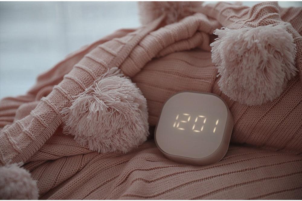 Electronic Square Silent Bedside Alarm Clock Intelligent Temperature Sensing Magnetic Attraction Desk Clock Mini Battery Operated Alarm Clock Home Decor
