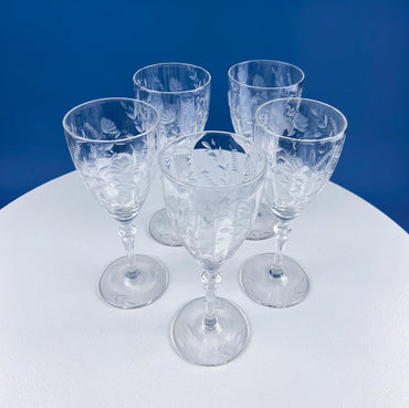 Daisy Motif Wine Goblets. Set of 5 Timeless Glasses. Dining Room Table Decor. Modern Farmhouse. Collectible Glassware. Gift for Him or Her.