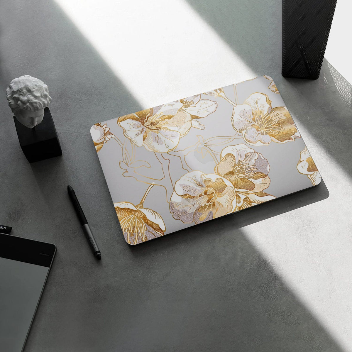 MacBook Air 13.6-inch (M2-M5) Case - Gold Botanical Design
