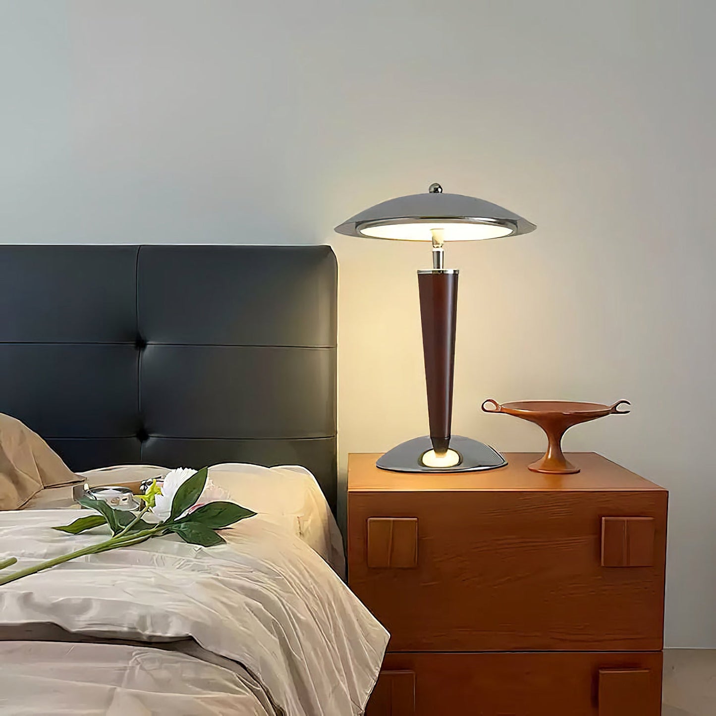 Dome‑Form Metal Table Lamp